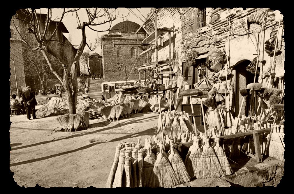 İstanbul'da bir süpürgeci esnafı — 1900'lerin başı